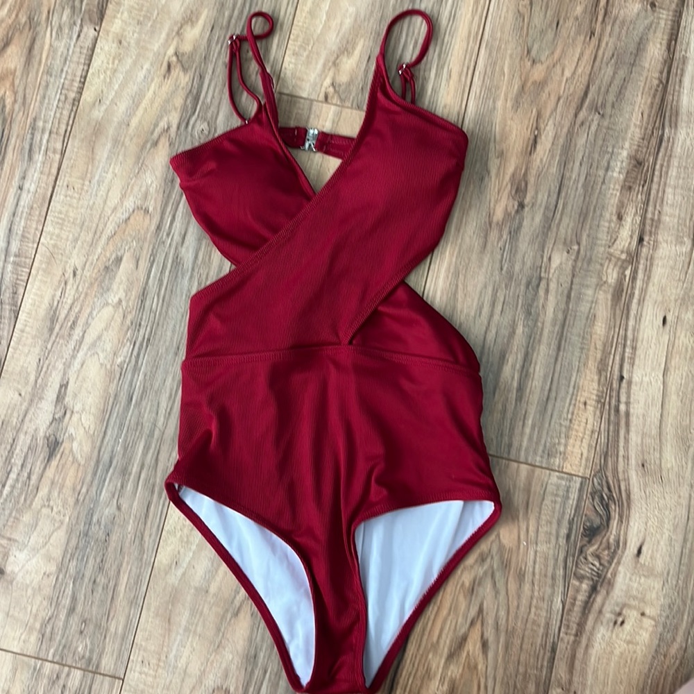 Rib cut out cross one piece swim suit